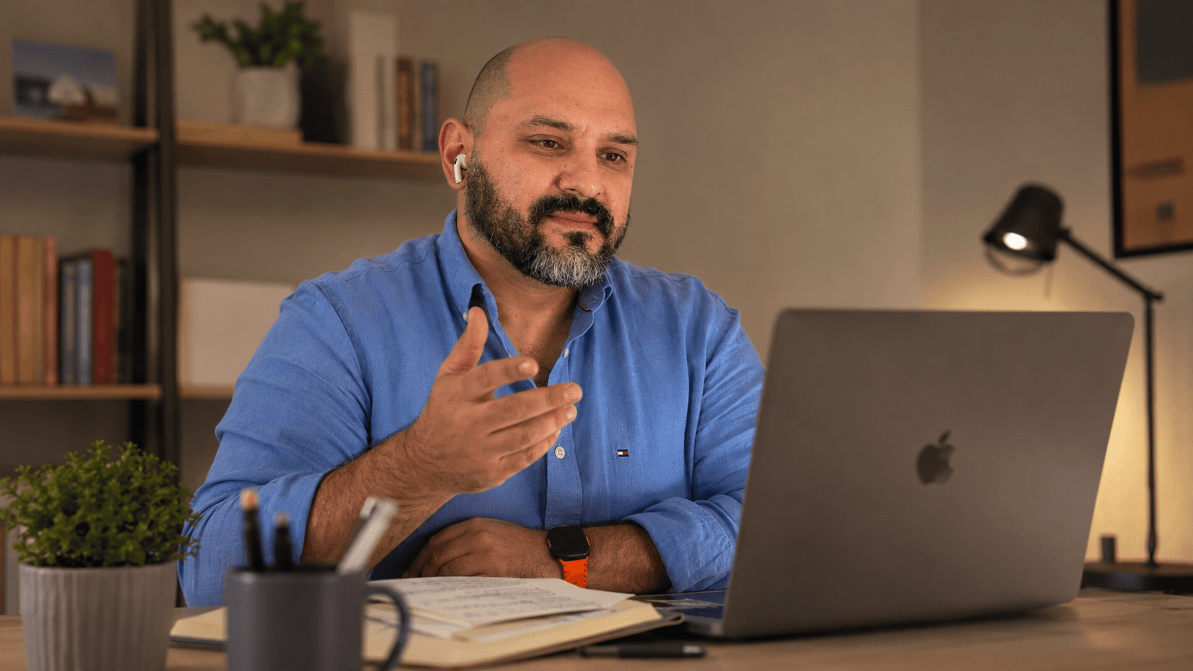 Asesor revisando contexto personal antes de una cita de visa