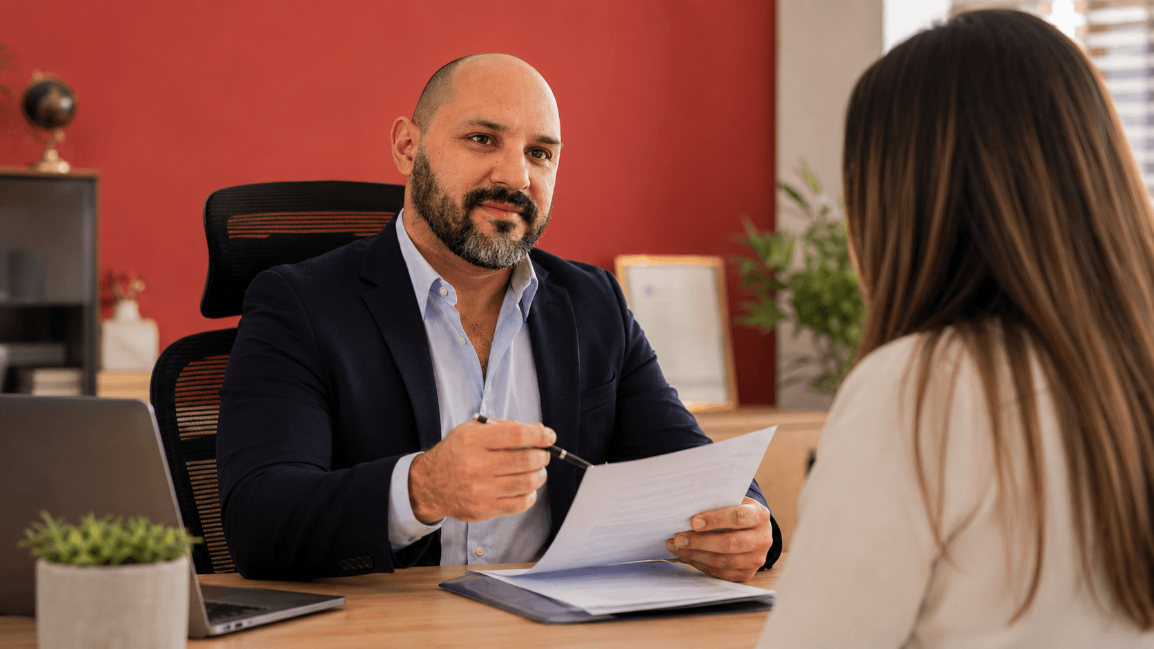 Persona practicando respuestas para una entrevista consular